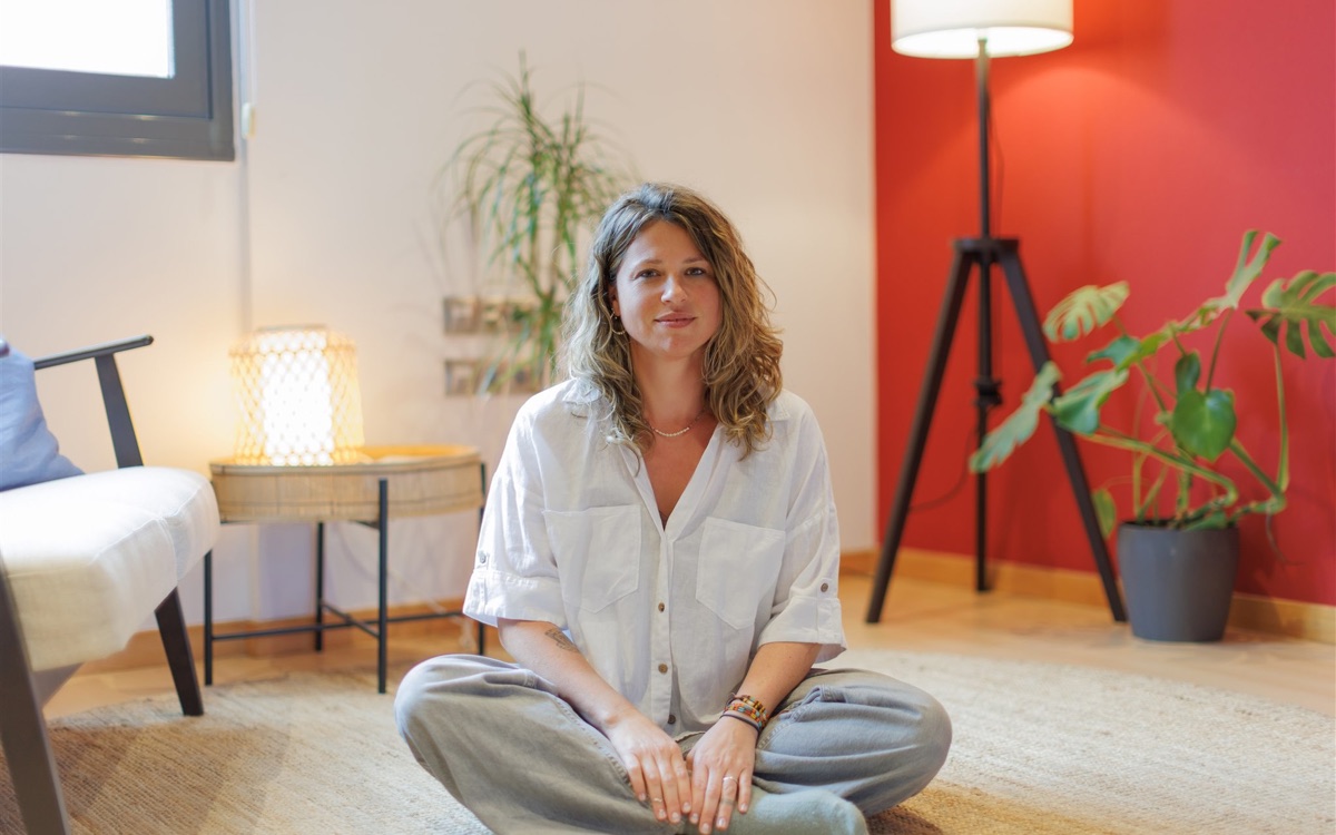 Mujer practicando mindfulness con calma en Ilde Psicología en Manresa