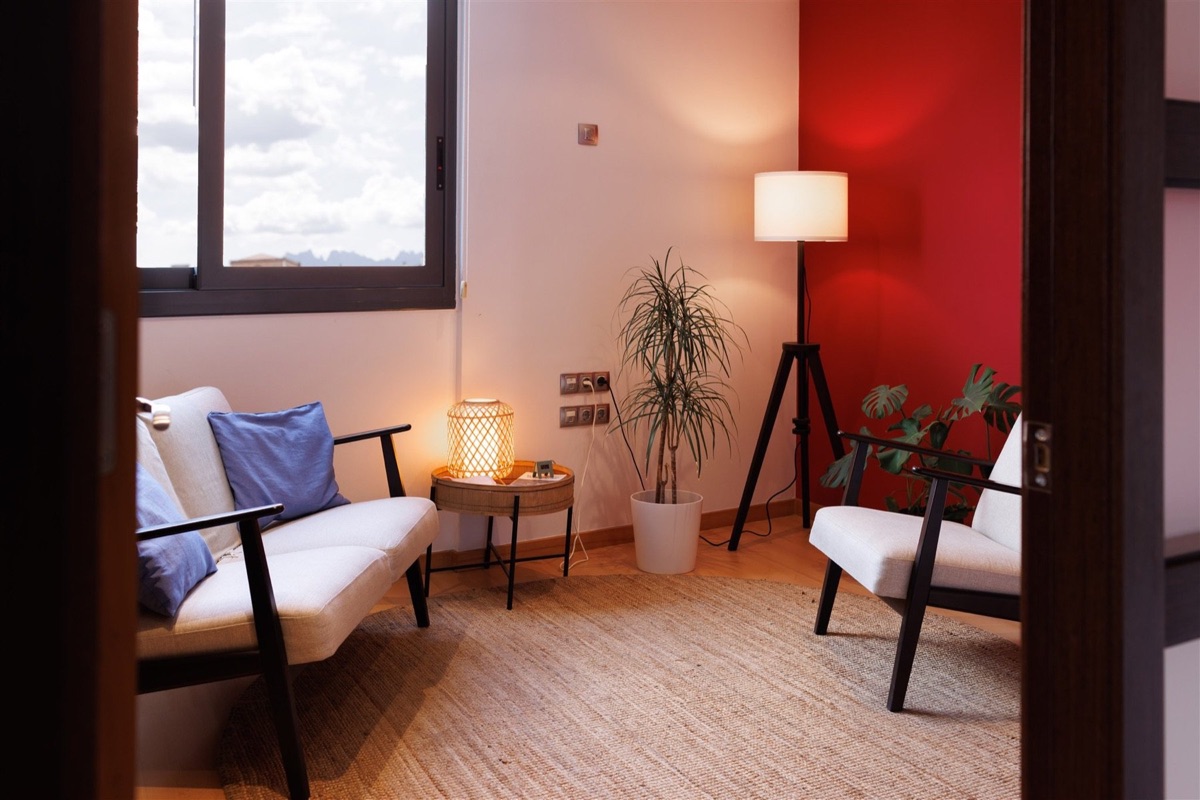 Sala de terapia principal de Ilde Psicología, luminosa y acogedora