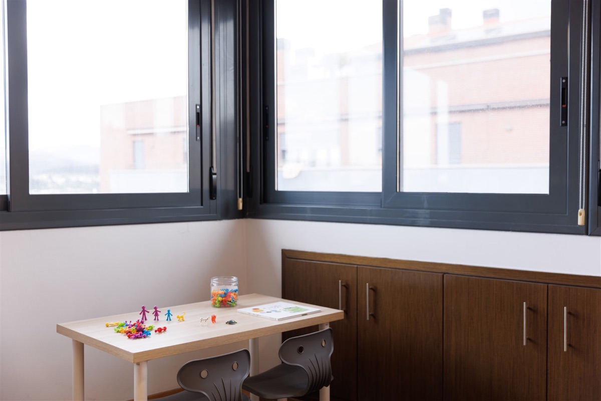 Sala de terapia infantojuvenil, cómoda y segura