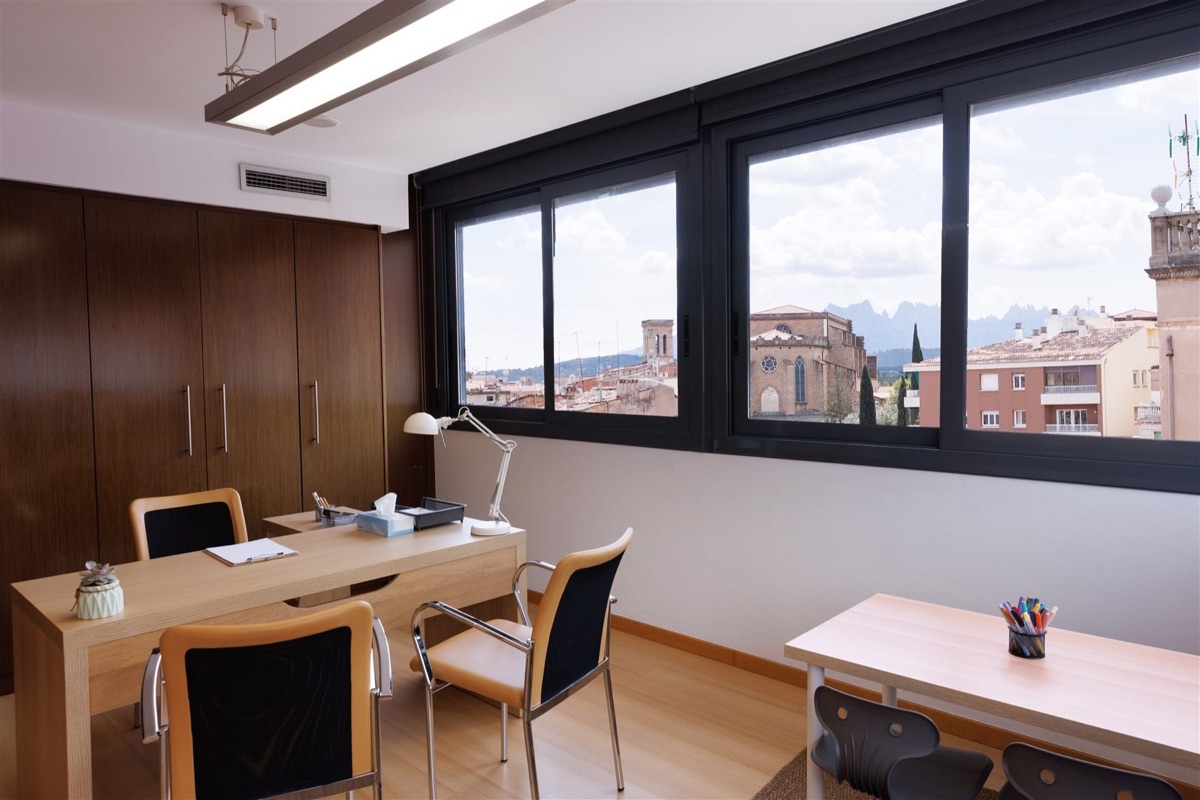 Sala de pareja con dos sillones enfrentados